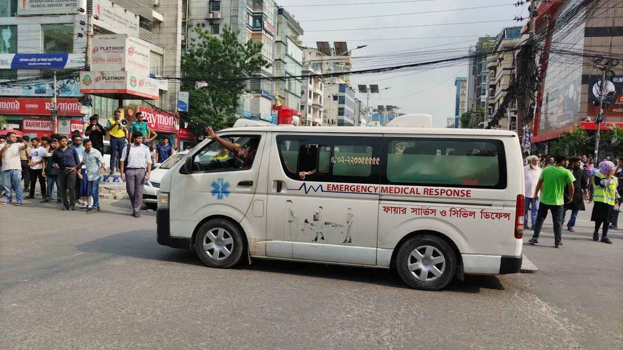 বিমান বিধ্বস্ত।উত্তরা জমজম টাওয়ারের সামনে থেকে দিয়া বাড়ি পর্যন্ত রাস্তা বন্ধ বর্তমানে।Plane Crash
