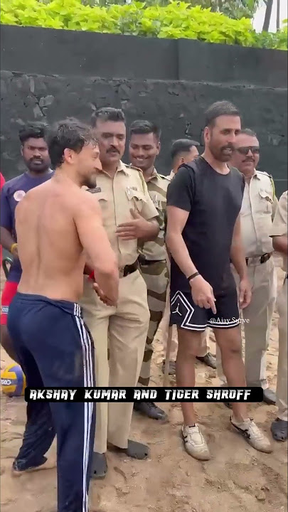 Akshay Kumar and Tiger shroff two iconic action heroes spotted at a beach Juhu Mumbai #akshaykumar