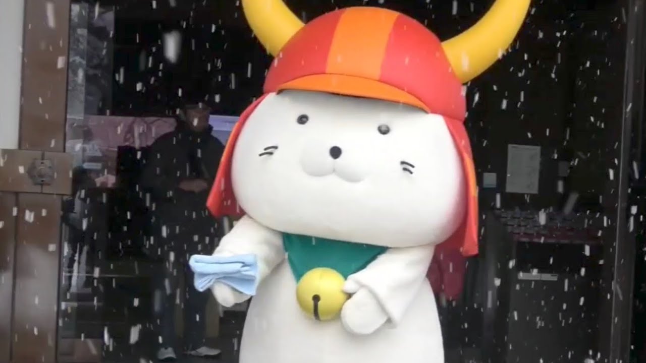 雪の日のひこにゃん　屋根から雪が落ちる（彦根城博物館前）