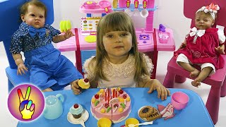 День рождения куклы реборн. Кормим Реборнов на детской кухне. Режем кукольный тортик.