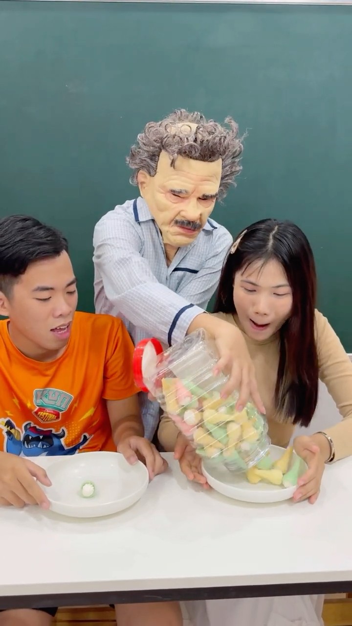LNS - Cháu trai tội nghiệp vì người ông thiên vị || Poor boy by Chupa Chups Candy #shorts