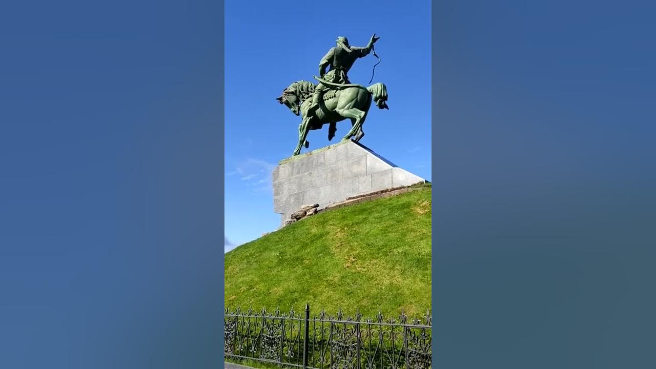 Памятник бабичу в уфе. Возложение цветов салават юлаеву 2022. Праздник в уфе. Линар гарипов салават. Башкортостан салават юлаев памятник.