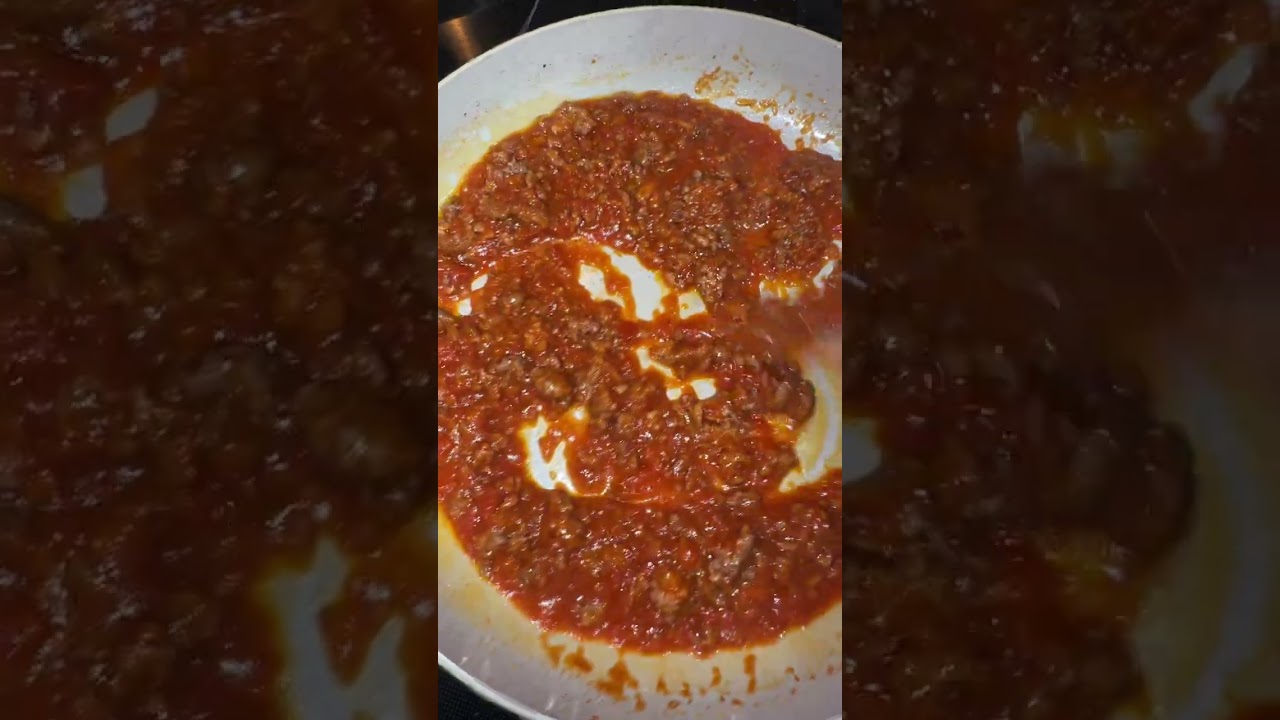 Приготовьте вместе со мной пасту с острым мясным соусом и куриные котлеты.