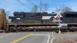 NS Autorack train hurries east towards Manville