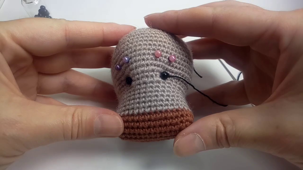 как пришить глазки бусинки. фрагмент платного мк "Бычок в мешке" - YouTube