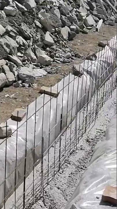 Concrete wall.Zapata de hormigón-muro visto.Fundatie gard de beton-talpa zid de sprijin. اساس خرساني