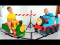 Влад и Ники играют с игрушечными поездами и другие истории с Малышом Крисом
