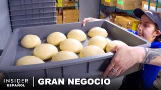 Cómo Papa Johns hace millones de bolas de masa para el Super Bowl | Gran negocio | Business Insider
