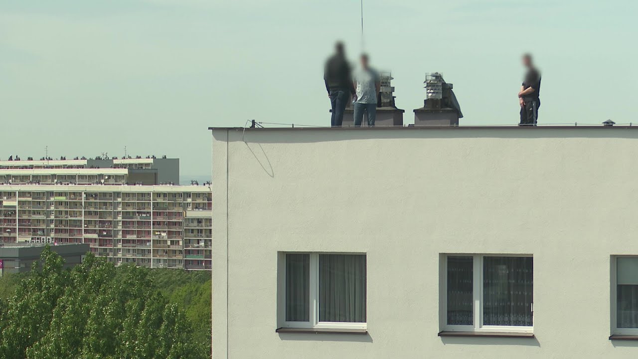 Mężczyzna stał na dachu przez 20 godzin, a w tle morderstwo 29.04.2024