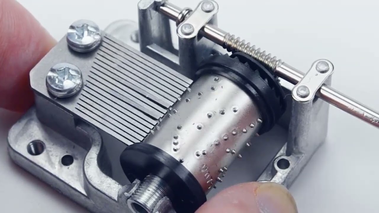 Standard hand-cranked movement