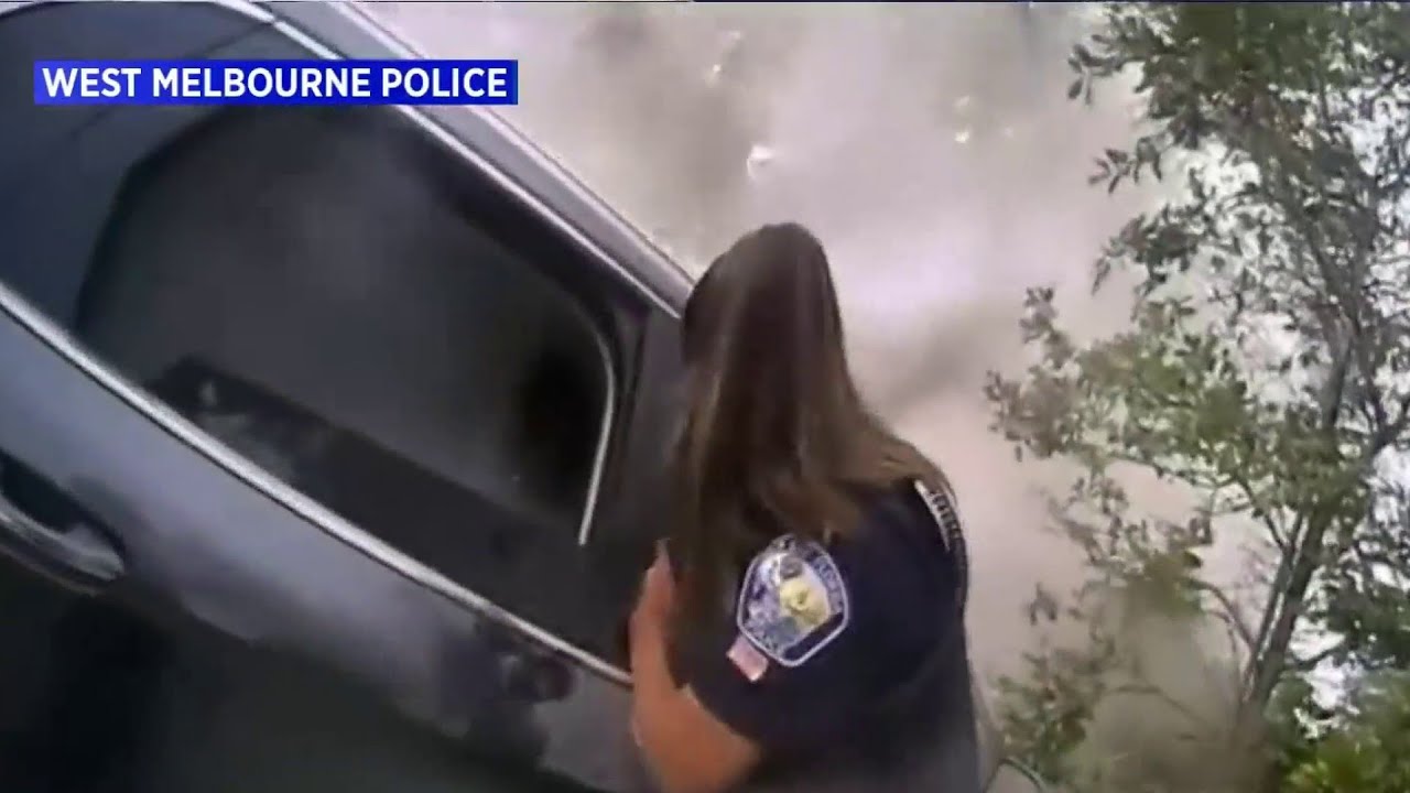Officers rescue man from burning car - YouTube