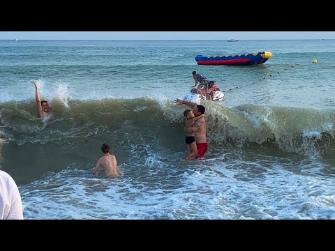 ЖЕСТЬ ШТОРМ РАЗЫГРАЛСЯ В ГЕЛЕНДЖИКЕ. ЛЮДИ СПАСАЮТСЯ И БЕГУТ ОТ ВОЛН