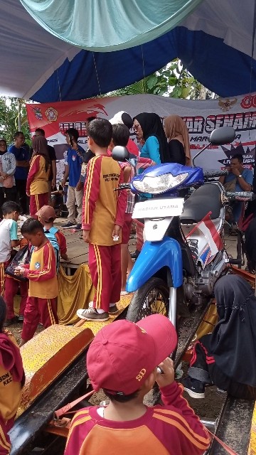 remaja ini dapat hadiah sepeda motor dari jalan sehat 😱