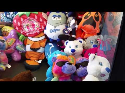 Cleaning out a Claw Machine! SO MANY WINS!