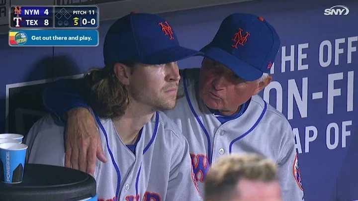 NYM@TEX: Collins talks to deGrom in the dugout