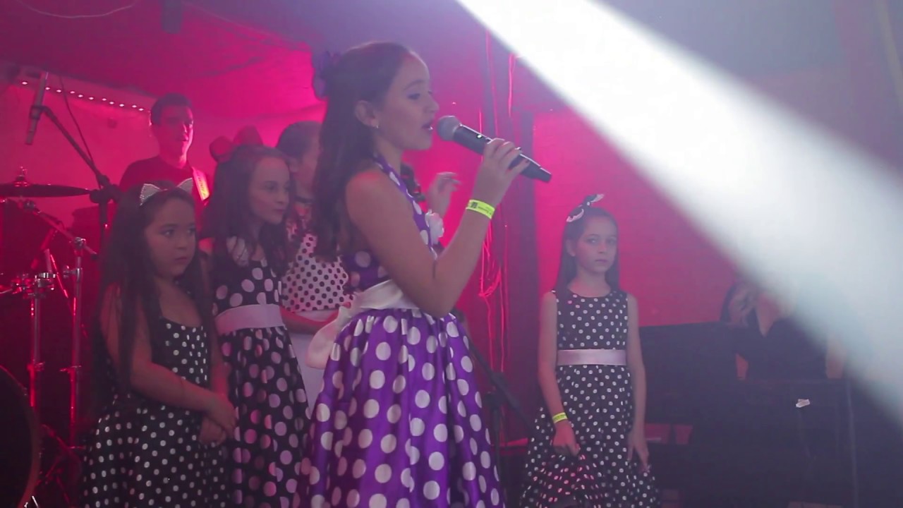 Helena Vilela interpreta "Banho de Lua" no Bolshoi Pub - YouTube