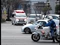 緊急走行する救急車と北九州市警特機班FJR1300P白バイ