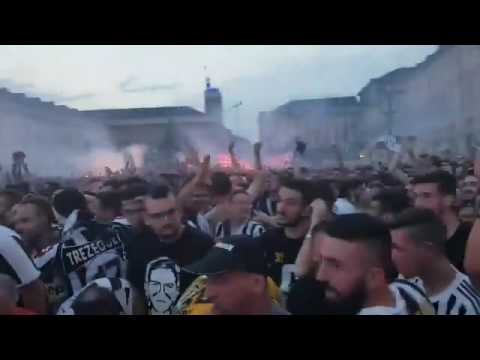 La festa dei tifosi della Juventus in piazza San Carlo a Torino dopo il gol di Madzukitc