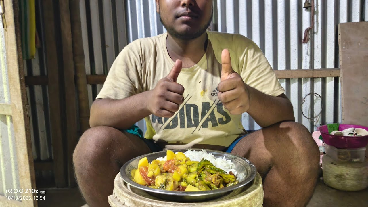 আলুর তরকারি উচ্ছে ভাজা অন প্লেট 🤤