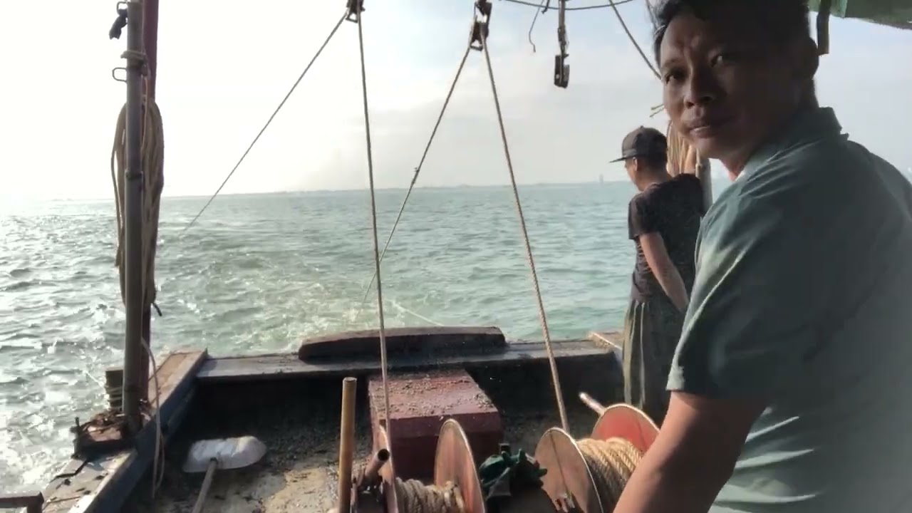 Ra khơi kiếm cơm, cào hến rắt đầy thuyền / Hoàng Dân Biển 