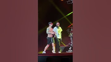 Tøp is extra freaky in Santiago @yazzplazaa (TikTok) #twentyonepilots #tylerjoseph #joshdun #joshler