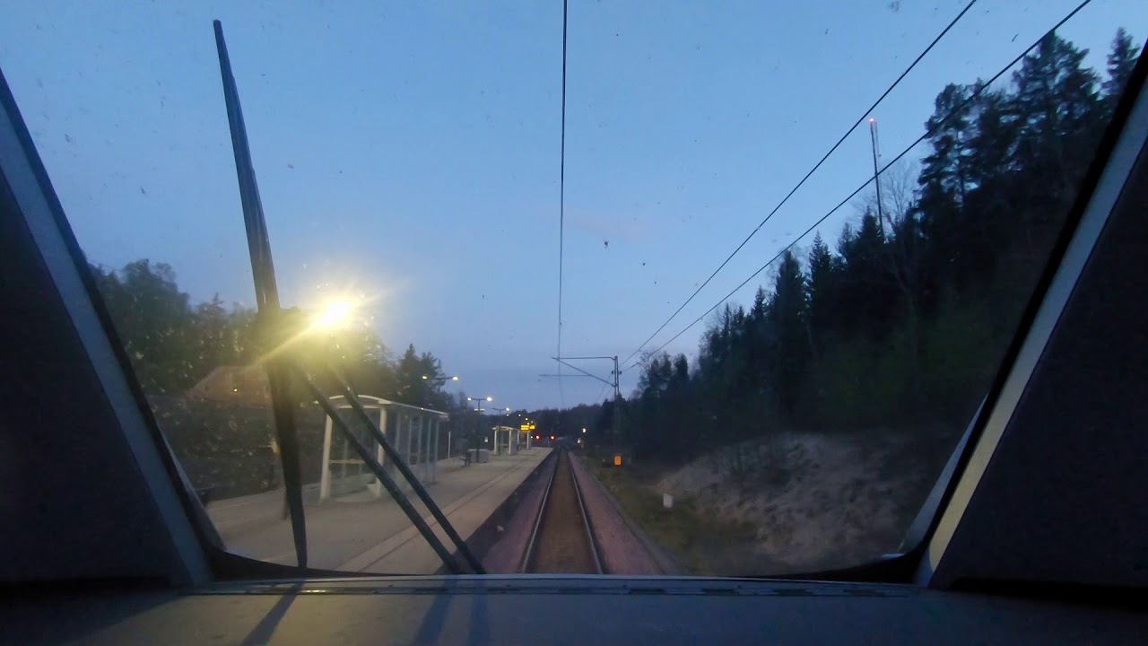 Pendeltåg - Västerhaninge till Nynäshamn i skymningen