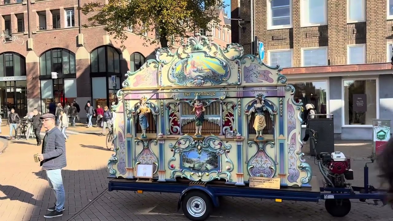 Draaiorgel het Zonnetje speelt La Solitudine in de binnenstad van Groningen 
