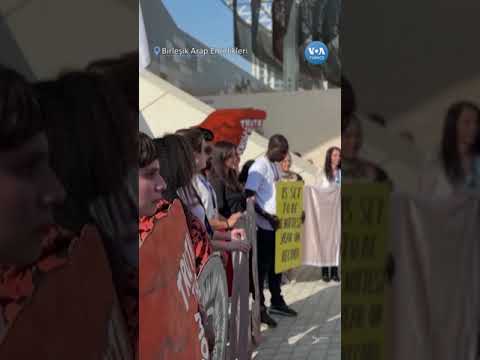 İklim aktivistleri COP28 zirvesinde fosil yakıt endüstrisini protesto etti| VOA Türkçe