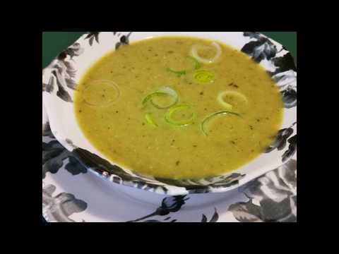 soupe-de-poireaux---pommes-de-terre---épices,-herbes-aromatiques,-régal-velouté-facile-et-économique