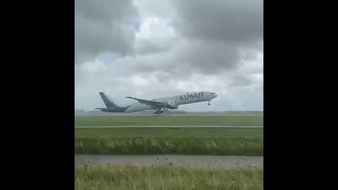 ** ALMOST CRASH ** Kuwait Airways B777 trying to make a go around at AMS but has not enough uplift