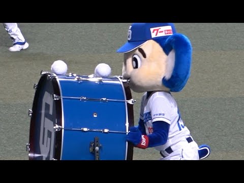 ドラムをかじってるように見えるドアラ（笑） (2023/08/27)