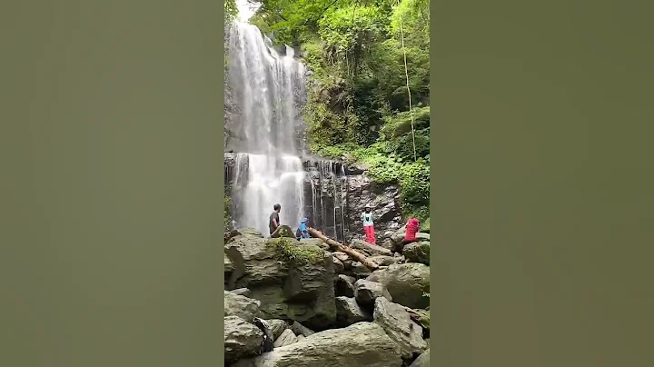 中坑溪上游规模最大的瀑布——云心瀑布，是落差约20公尺，如帘幕一般分上下两层跌宕的水瀑 - 天天要闻