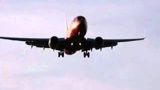 Virgin Blue Boeing B737-700 Landing at Mackay Airport
