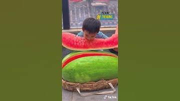 Người đàn ông khoe cảnh bổ quả dưa hấu siêu to khổng lồ và cái kết #shorts