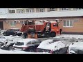 Минипогрузчик убирает снег и грузит в самосвал. Москва заснеженная. Январь 2022