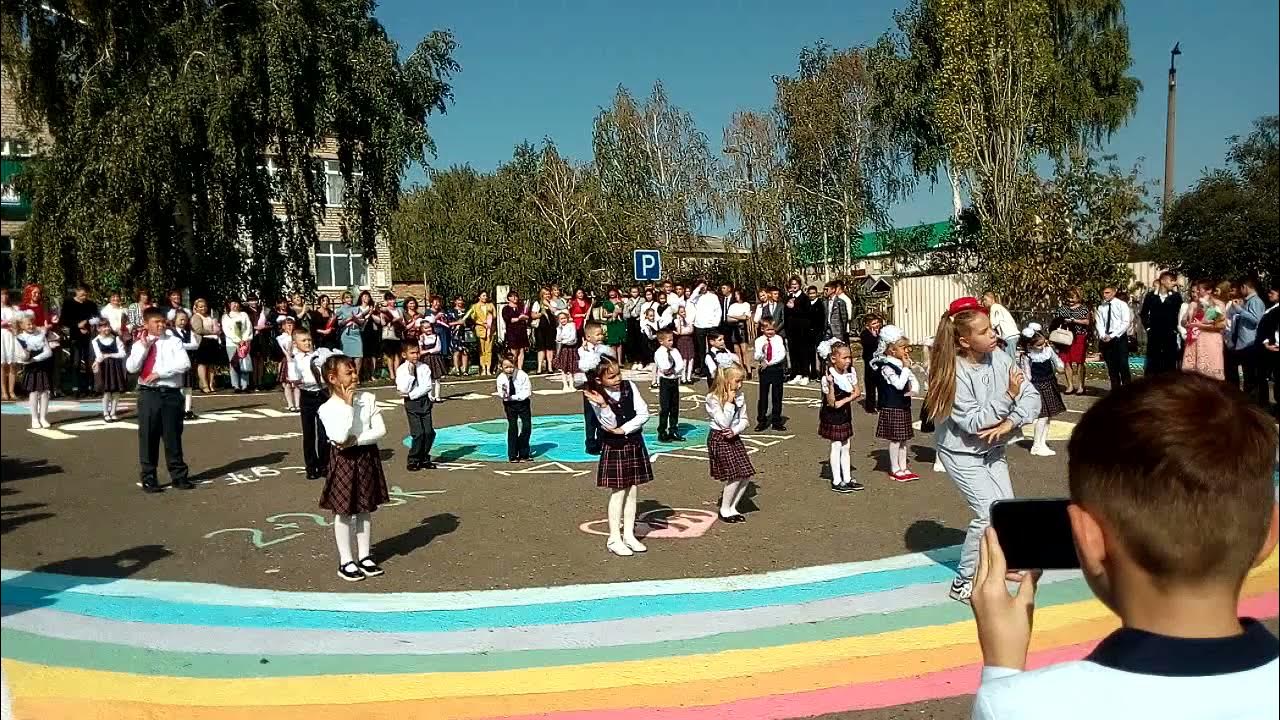 Танец первоклашки на выпускной в детском саду. Флешмоб первоклассников. Школьный танец на 1 сентября. 1 Сентября танец 1 и 11 класса. Флешмоб в школе на первое сентября.