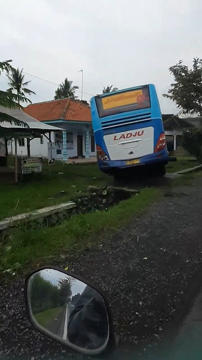Kasihan kernetnya Nungguin Bus belum di Evakuasi setelah Kecelakaan #busjawatimuran #ladju #poladju