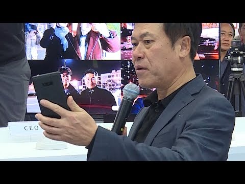 5G 첫 전파 송출 행사서 삼성 5G 단말기 '깜짝 공개' (Samsung's 5G smartphone prototype unpacked)