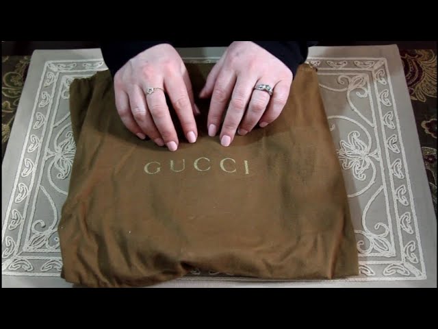 ASMR  👜 Whats In My Bag? (Louis Vuitton Berkeley Bag) ft. Cloversac 