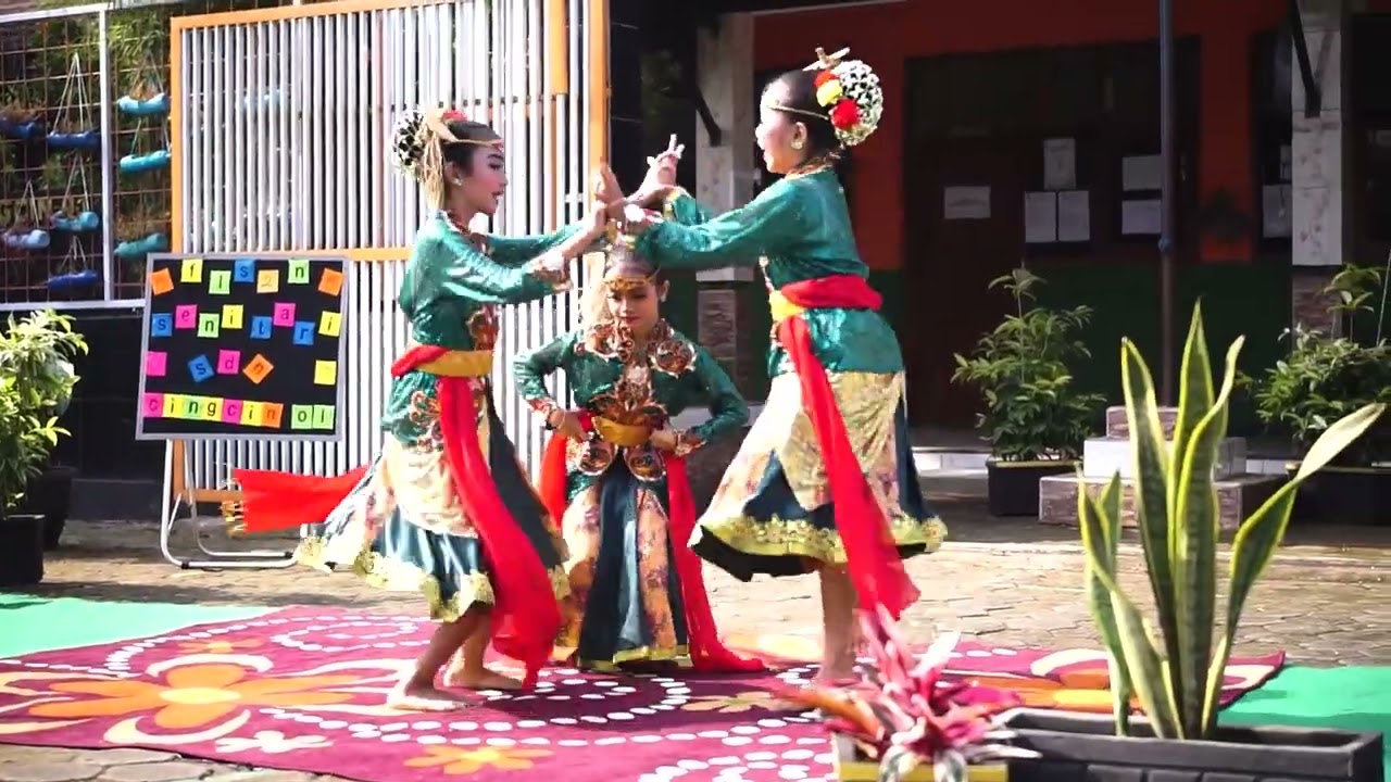 Tari Kreasi Kebiasaan Keluarga makan bersama dimasa pandemik
