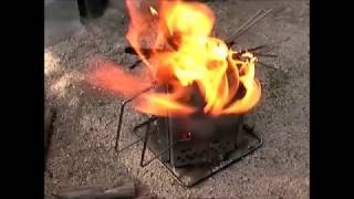 炭焼き名人FD火起し器 M-6638による木質廃材の焼却作業