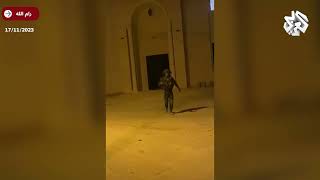 شاهد.. جندي إسرائيلي يلقي قنبلة داخل مسجد في رام الله، خلال رفع الأذان