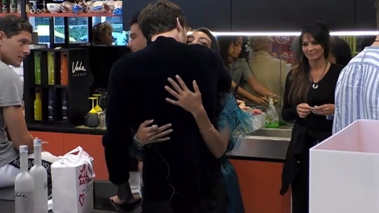 Grande Fratello Vip 2021 - Manuel si alza in piedi e rimangono tutti a bocca aperta - Gf Vip 6