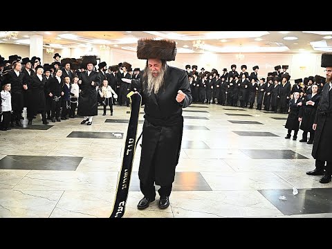 הרבי מזוועהיל חיתן את נכדו באולם פשוט: תיעוד משמחת בית זוועהיל-גארליץ-זידיטשוב בחצרות האדמורי״ם