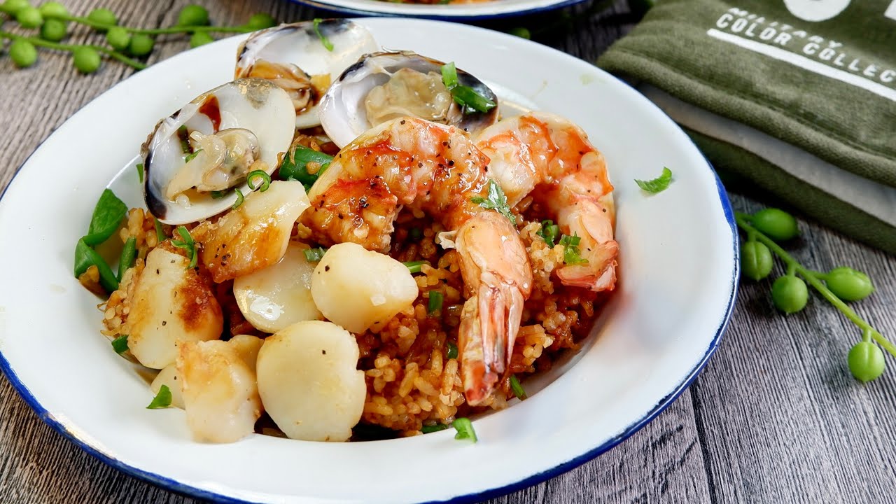 The One Pot Rice Recipe to Use When U Dunno What to Cook. Claypot Seafood Rice  Chinese Rice