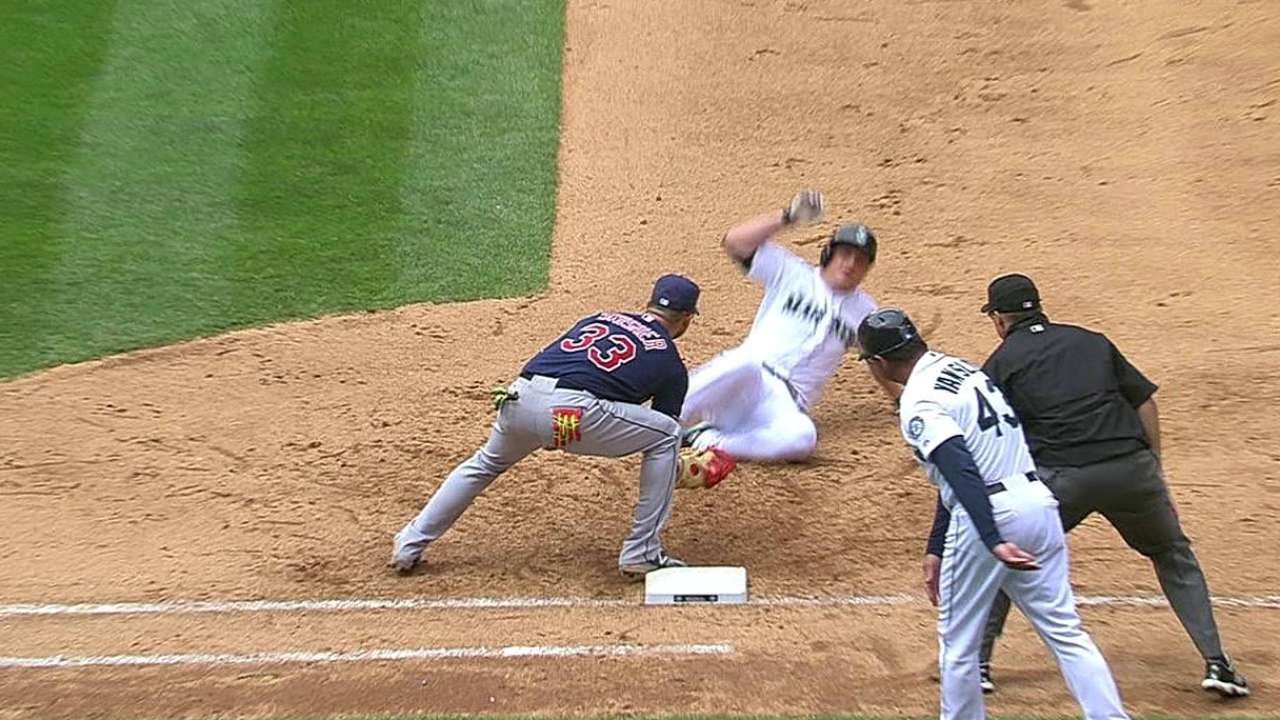 CLE@SEA: Aviles throws behind Seager for the out