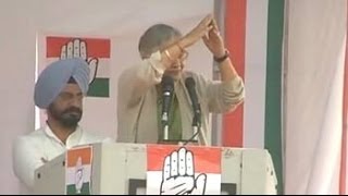 At Rahul Gandhi's rally, Sheila Dikshit pleads to people to not walk out