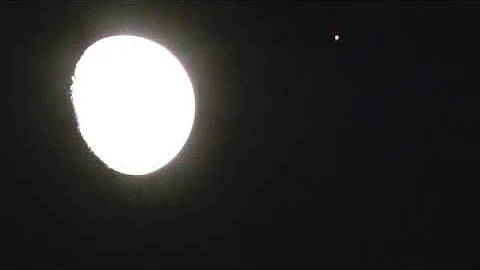 O que é a estrela do lado da lua?