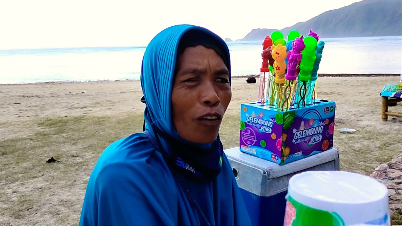 ngobrol dengan inaq unggul , ibu polos asli Sasak yg jago bahasa Inggris di pantai Mandalika Lombok