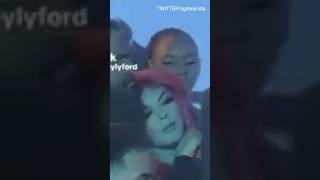 BLUEFACE LANZA A FAN DEL ESCENARIO (Jaidyn Alexis LE CAE y se vuelve VIRAL)